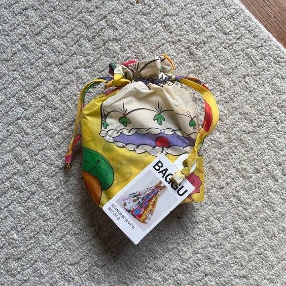 BAGGU set of 3 standard size totes in still life - Picture 3 of 5